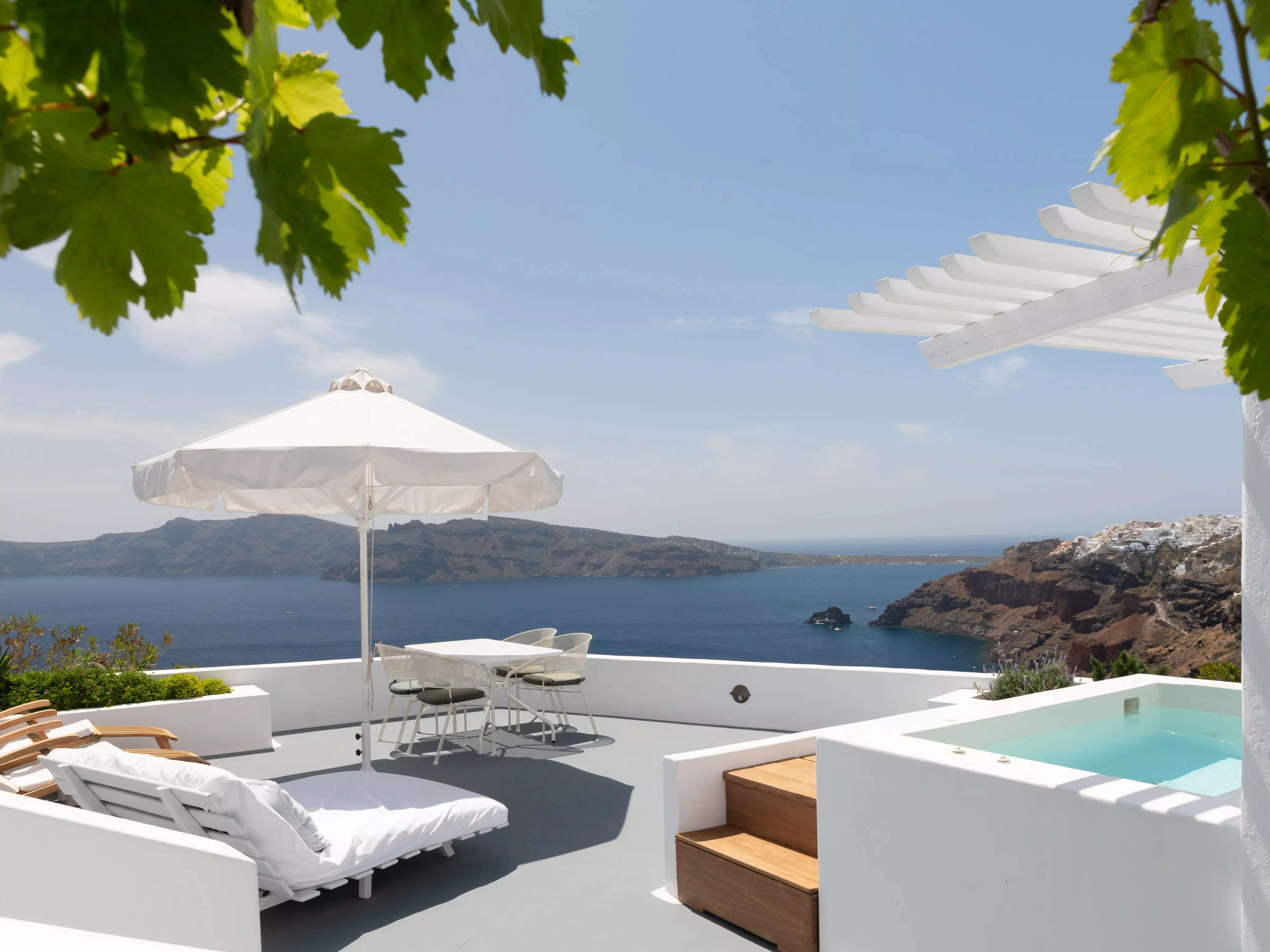 10 swoon-worthy hotels in Santorini with cliffside cave rooms and infinity pools that are also affordable, according to a professional hotel reviewer
