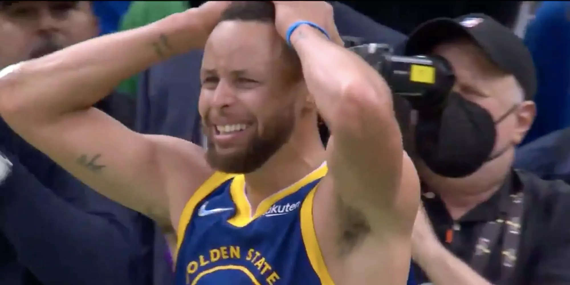 Stephen Curry collapsed to the ground in tears as the Warriors won a 4th championship in 8 years | Business Insider India