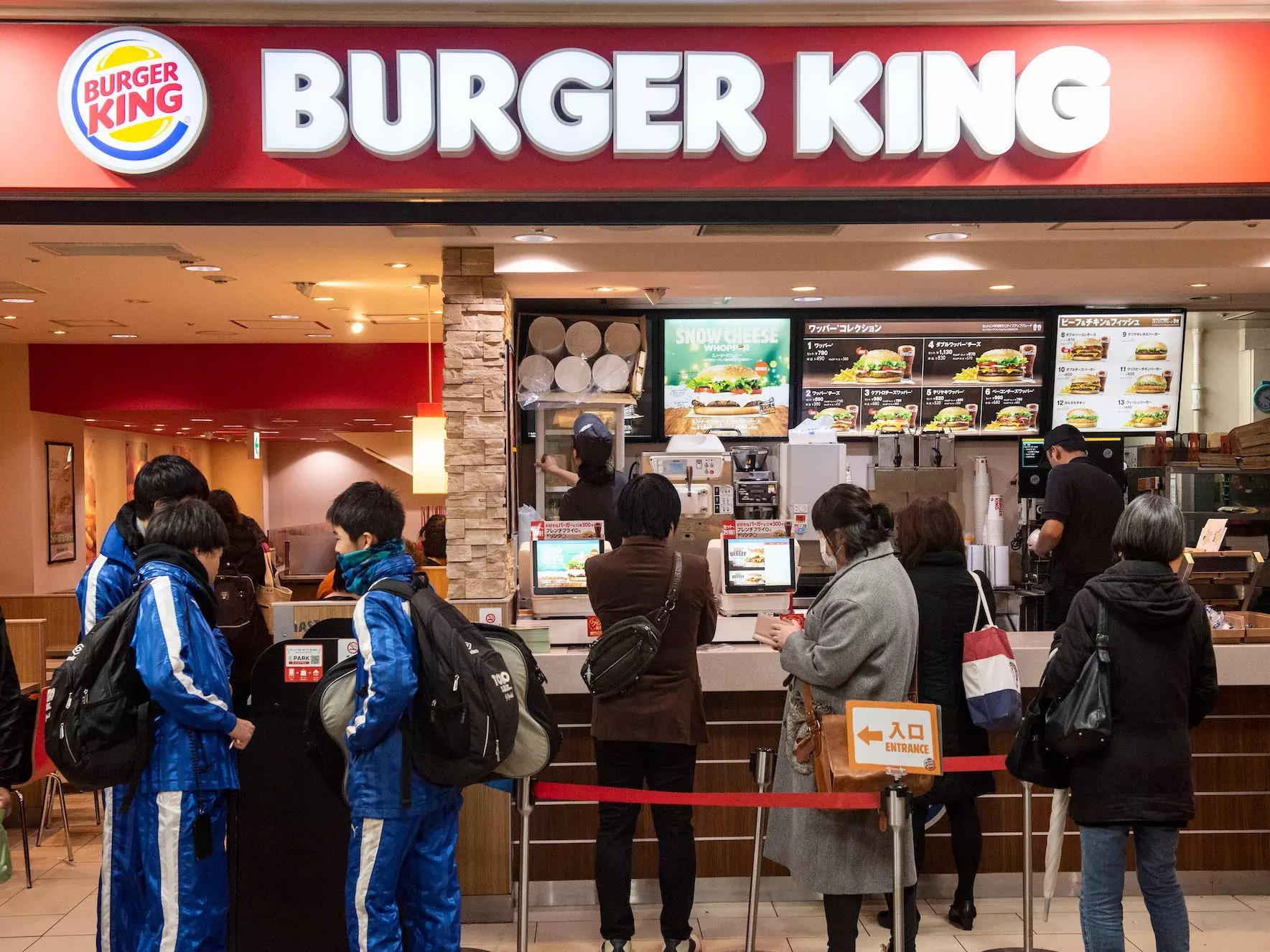 Les restaurants Burger King au Japon vendent un repas « semi-frites », remplaçant les frites par des nouilles ramen croustillantes au milieu d’une pénurie de pommes de terre.