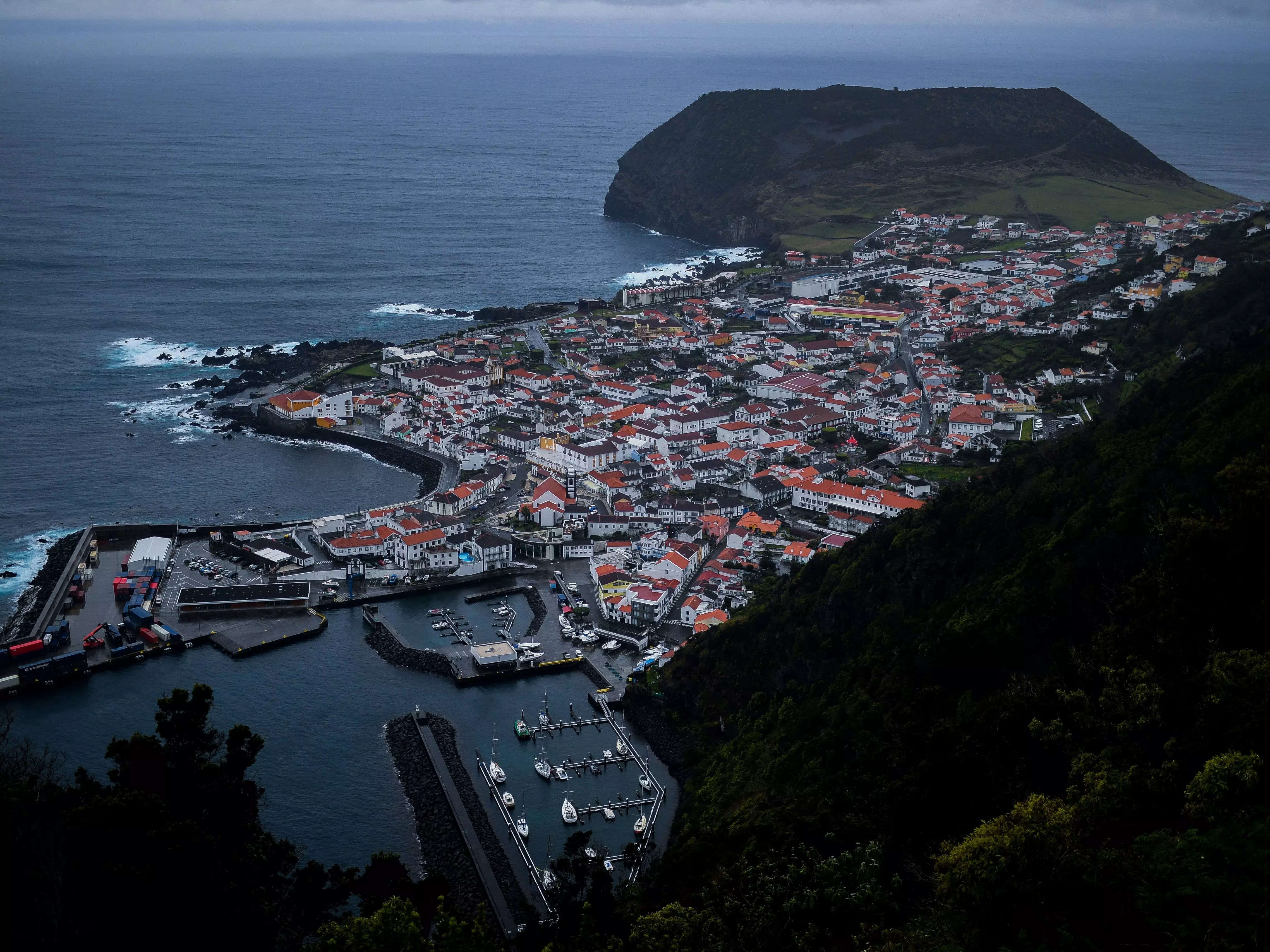 Os petroleiros russos estão desaparecendo dos sistemas de rastreamento perto das ilhas dos Açores, em Portugal, à medida que a atividade escura ‘dispara rapidamente’ em meio à guerra na Ucrânia