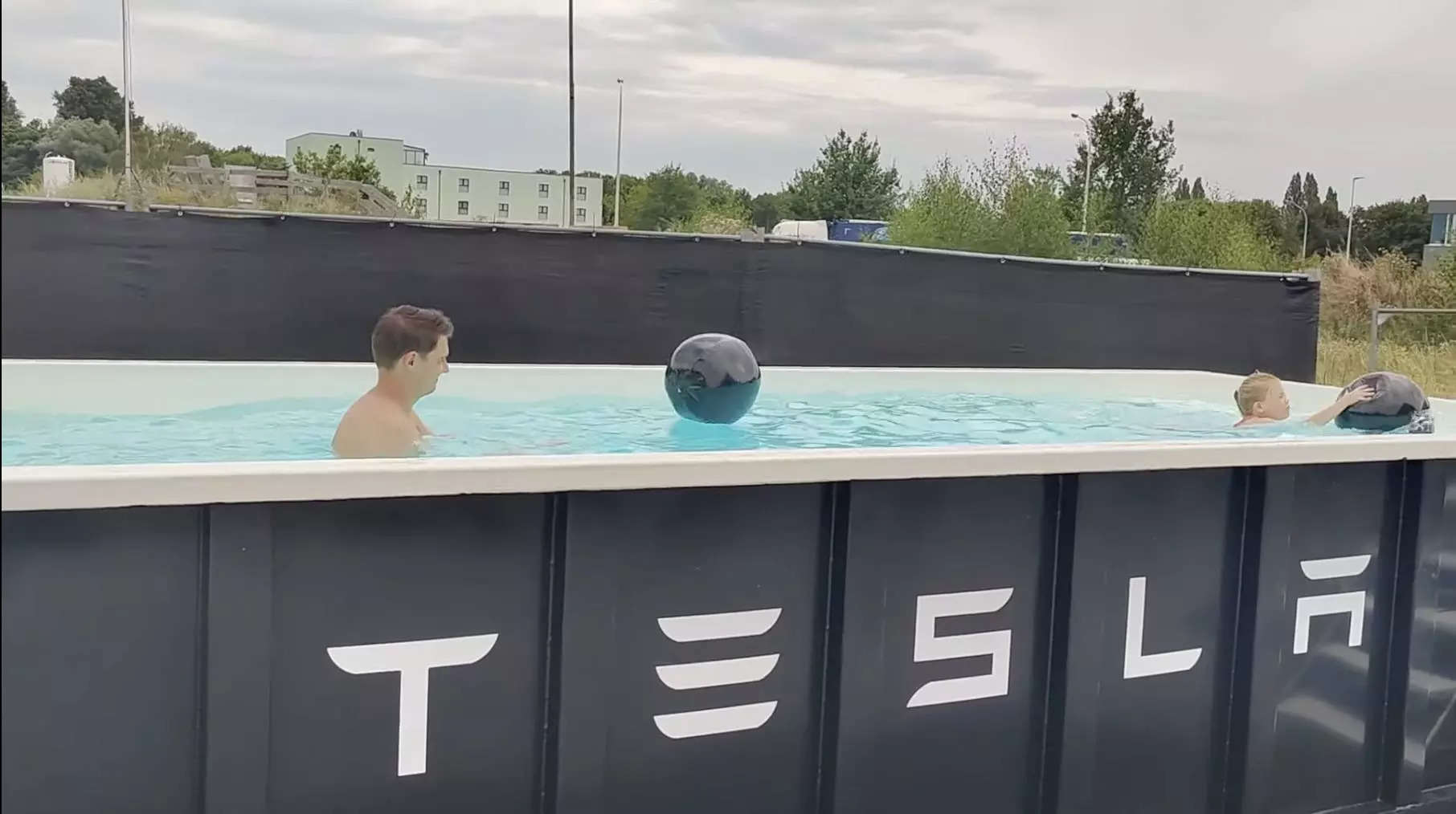An einer Ladestation in Deutschland wurde gerade ein solarbetriebenes Tesla-Schwimmbad eröffnet, damit sich die Fahrer entspannen können, während ihre Autos aufgeladen werden