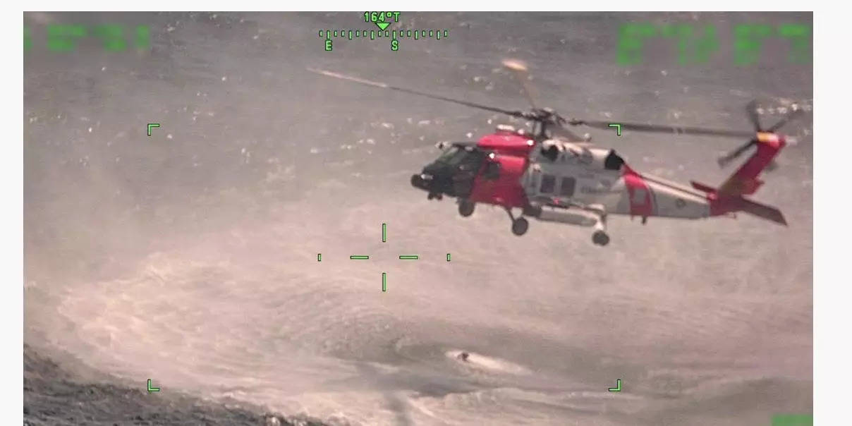 Tres pescadores tuvieron que defenderse de los tiburones pero fueron rescatados «justo a tiempo» después de que su bote se hundiera en el Golfo de México, dice la Guardia Costera de EE. UU.