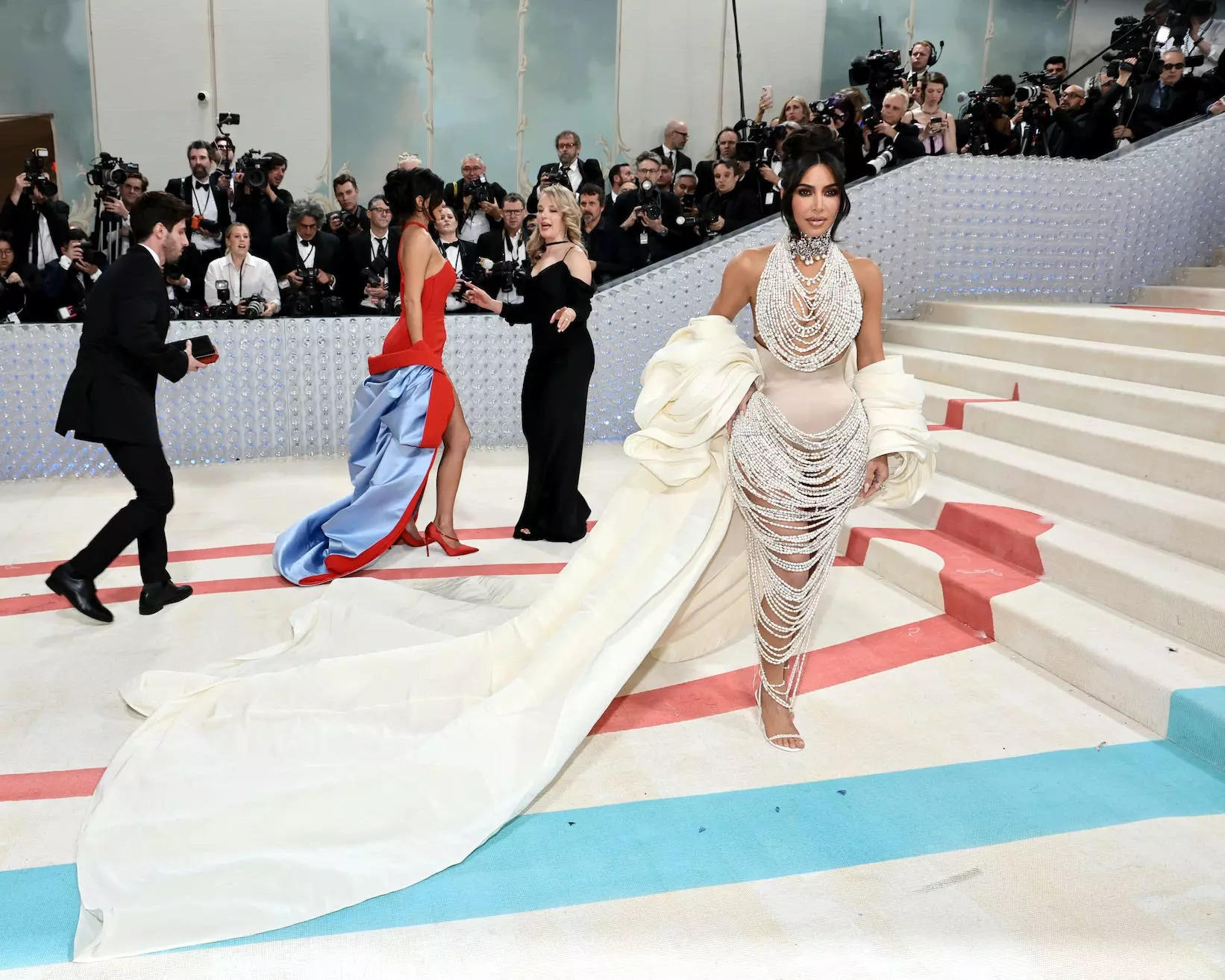 Kim Kardashian returned to the Met Gala dripping in pearls from head to ...