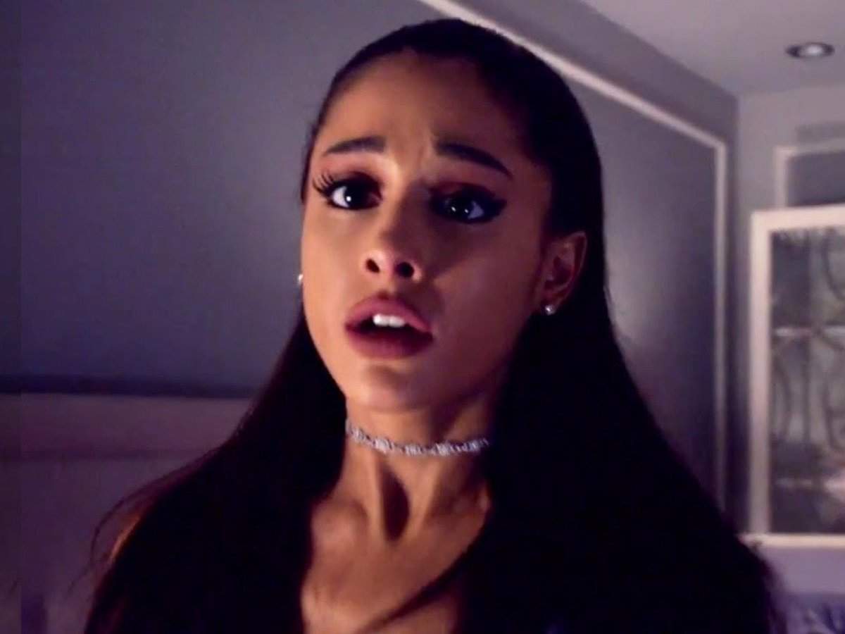 Ariana Grande gets killed off in a ridiculous texting scene during the  first episode of Fox's new star-studded dramedy, 'Scream Queens ' |  Business Insider India