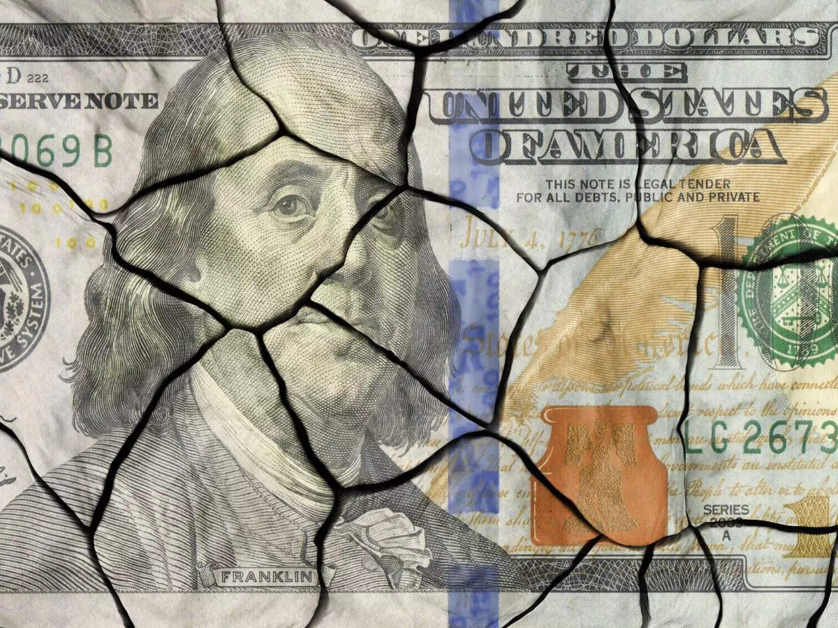 Разговоры о смене статуса доллара как мировой резервной валюты начались давно.