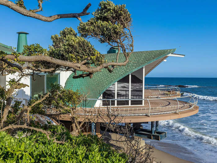 Architect Harry Gesner designed the Wave House to mesh with the surrounding coastal landscape.