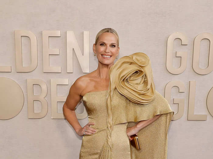 Molly Sims' one-shoulder gown was beautiful but it had too many overwhelming details. 