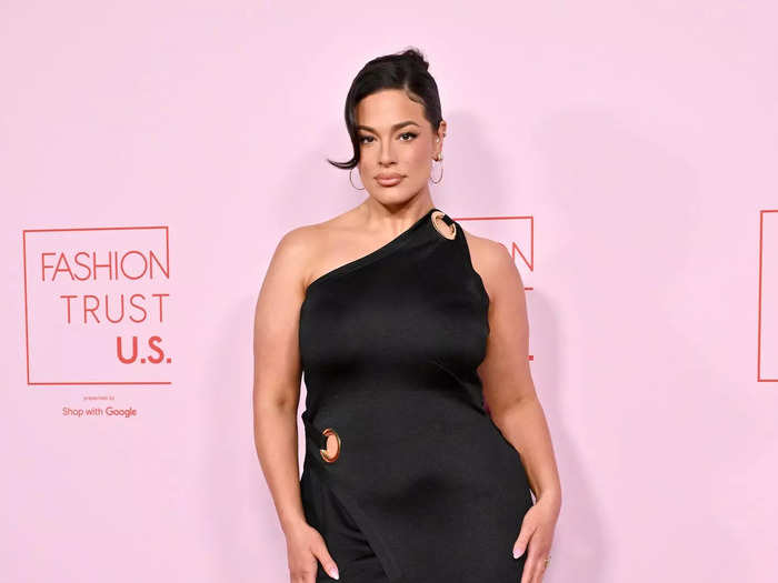 Ashley Graham kept things simple and chic in a black, asymmetrical gown.