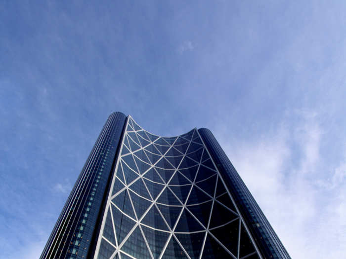 The Bow in Canada is the headquarters of the Canadian petroleum and gas producer EnCana. The crescent-shaped building looks out at the Bow River.
