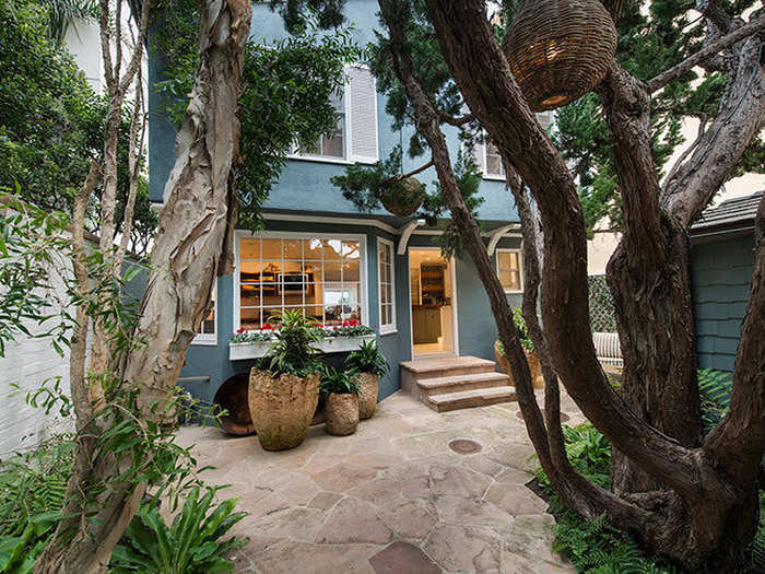 Welcome to the Apatow/Mann family's new Malibu Colony Road home.