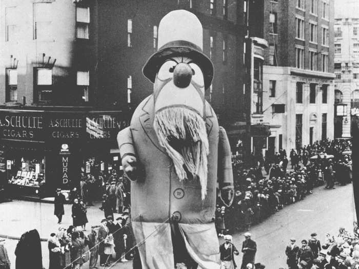 The first Macy's Day Parade was on November 27 in 1924. The parade originally featured Macy's employees and live animals from the Central Park Zoo. Floats, instead of balloons, were the main attraction.