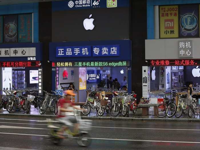 There are more than 30 Apple Stores in the southern Chinese town of Shenzhen. But Apple only has one official store and five authorised dealers in the area.