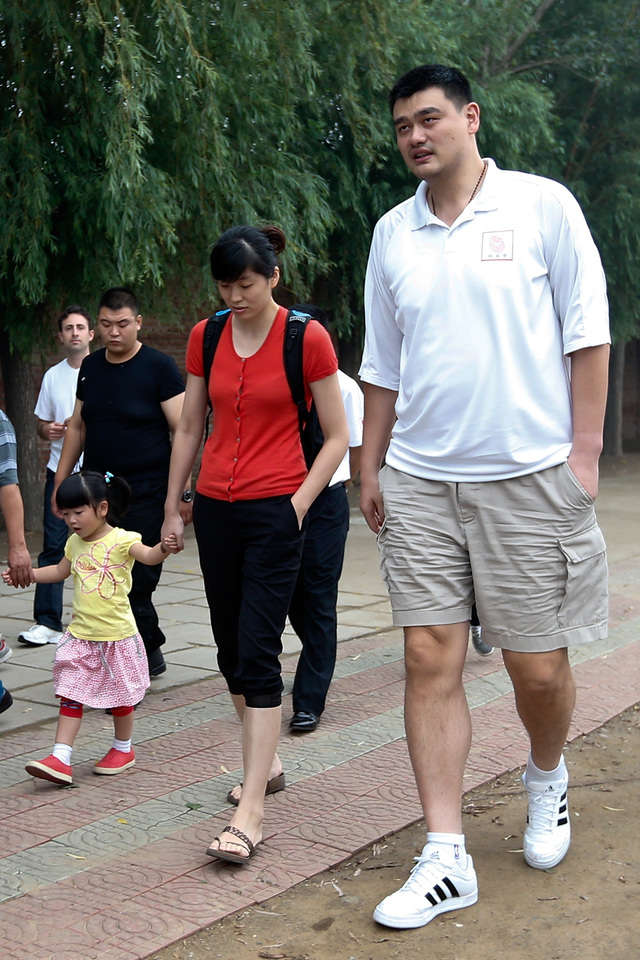 19 jaw-dropping photos of Yao Ming that put his size into proper perspective