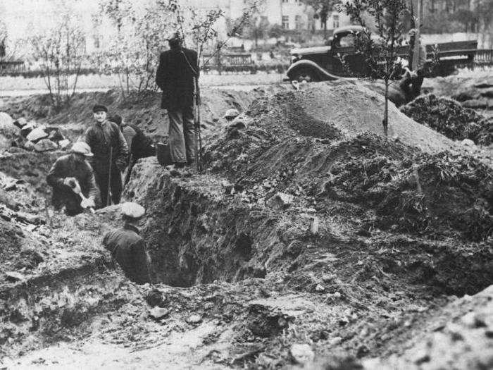 War between Finland and Soviet Russia started 22.45 o’clock (M.E.T.) on November 30, 1939. Trenches which were dug at the beginning of the Finnish-Russian tension in Helsinki, December 1, 1939.