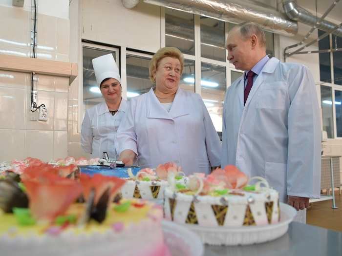On the eve of International Women's Day, Russian President Vladimir Putin caught some side eye from these workers at Samara bakery and confectionery factory.