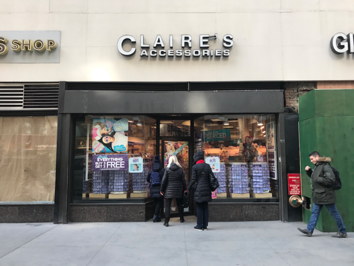The store that we visited was located on Broadway in New York, between the busy shopping areas of Herald Square and Times Square. While this particular store is not plagued by the problems that come with being in a mall, this area is somewhat of a no-man's land for shopping.