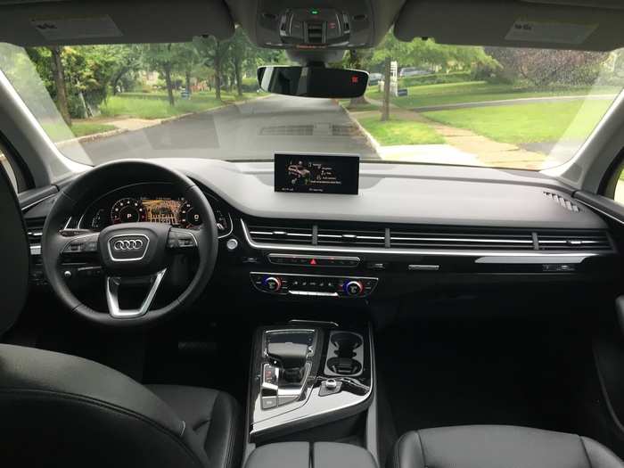 1. Smart interior design: The Audi Q7's interior is stylish yet business-like. Its cabin also boasts near flawless ergonomics. Everything you need pretty much where you expect it to be.