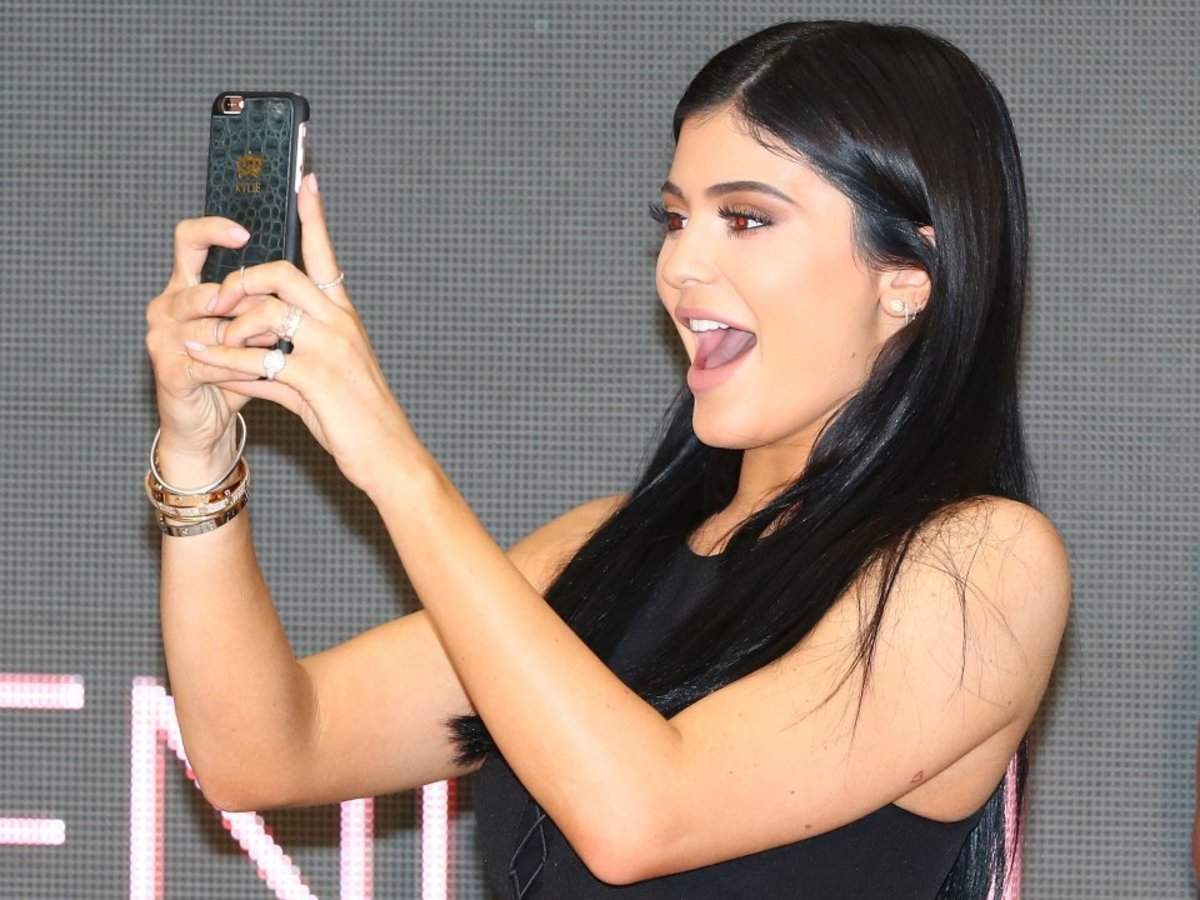 People Are Donating Money To Kylie Jenner To Help Her Become The World S Youngest Female Billionaire Business Insider India - making kylie jenner a roblox account