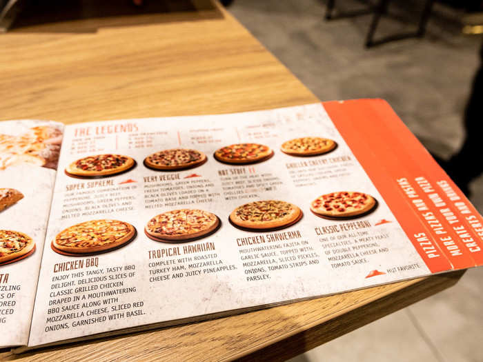 I visited a sit-down Pizza Hut in Dubai that's nothing like the US brand,  and now I'm convinced it should return to the classic restaurants that made  it famous | BusinessInsider India