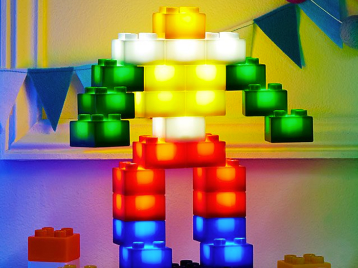 Building blocks that light up as they go