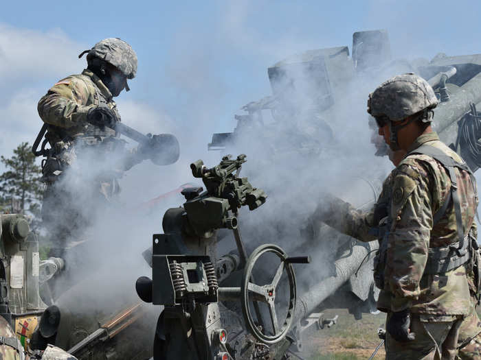 New York National Guard soldiers from Charlie Battery, 1st Battalion, 258th Field Artillery, clear a M777 Howitzer, at Fort Drum, Watertown, New York on May 22, 2018.