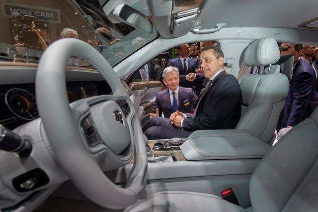 The Russian automaker that created Putin's armored limo made a luxury  version that rips off Mercedes and Rolls-Royce - take a look at the  Frankenstein car
