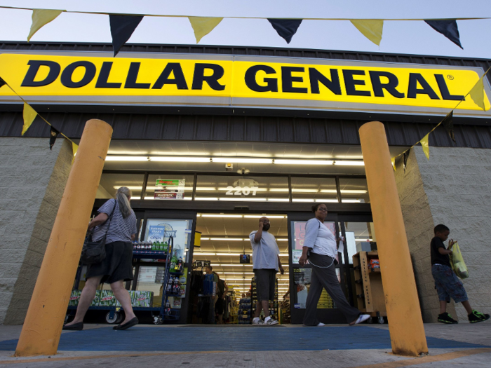 Dollar General: 975 stores