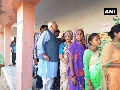 Former Union Minister Yashwant Sinha and his wife Nilima Sinha arrive at a polling booth to cast vote. His son and Union Minister Jayant Sinha is contesting against Congress' Gopal Sahu & CPI's Bhubneshwar Prasad Mehta from the Jharkhand constituency: ANI