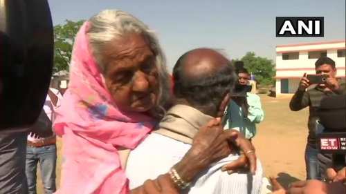 105-year-old mother arrives with her son to cast votes at polling in Hazaribagh