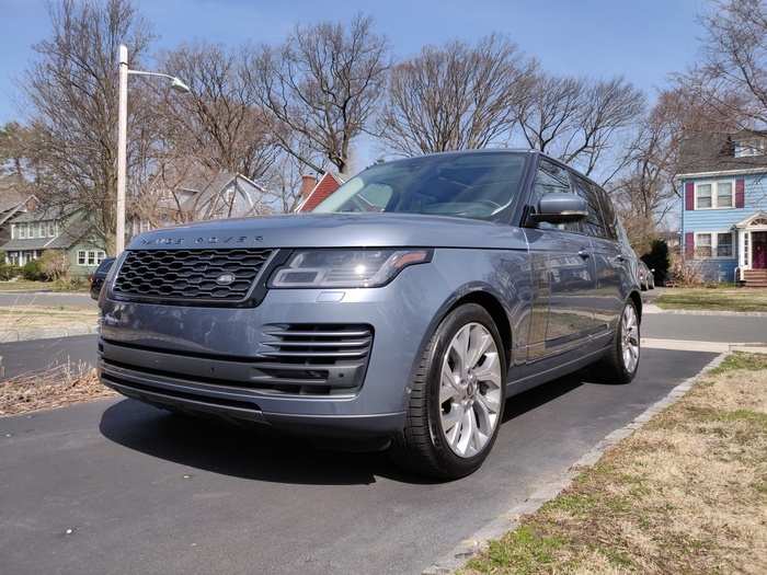The 2019 Range Rover HSE P400e plug-in hybrid arrived at our suburban New Jersey test center wearing a handsome "Byron Blue Metallic" paint job.