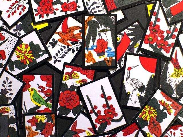 Image depitcs red and white hanafuda playing cards