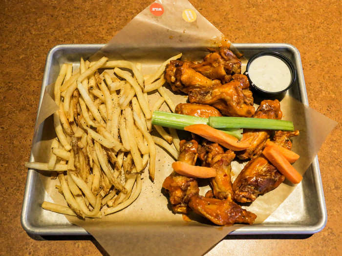 Tøm skraldespanden udtryk sfærisk I ate chicken wings from 5 major chains, and a little-known newcomer beat  out all the classics | BusinessInsider India