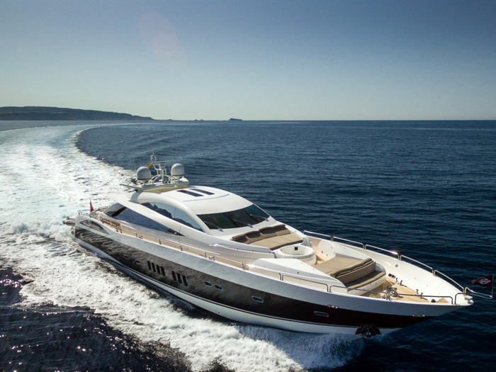 Casino Royale has powerful engines, allowing it to obtain a maximum speed of 45 knots.
