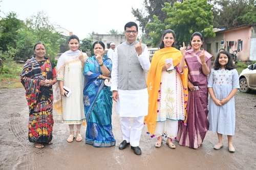 Congress President Balasaheb Thorat and family voted for Maharashtra assembly election in Sangamner: IANS