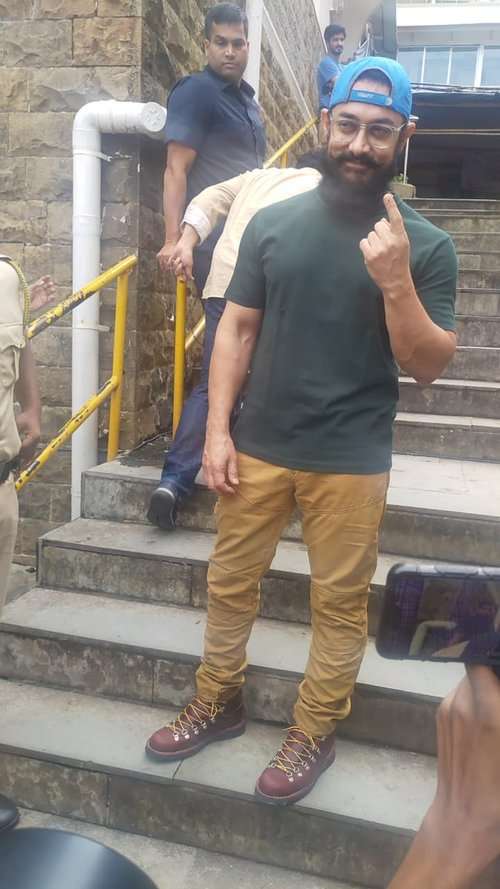 Aamir Khan casts his vote in Bandra, Mumbai