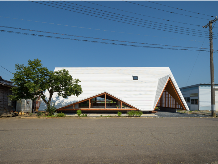 In an agricultural village in Nagaoka, Niigata Prefecture, sits a tent-shaped house called Hara House.