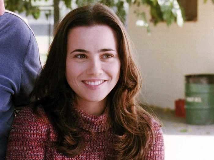 Linda Cardellini starred as Lindsay Weir, an intelligent mathlete who rebels against her goody-two-shoes label by hanging out with a group of teen burnouts.