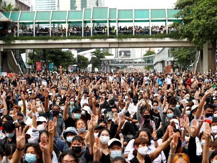 Pro-democracy protests have erupted again in Thailand despite a government emergency decree that has banned large gatherings.