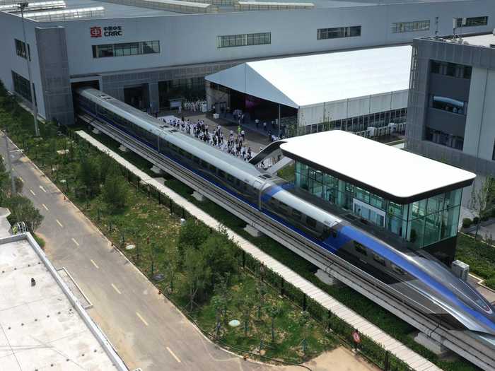 Chinese officials in the coastal city of Qingdao Tuesday unveiled its new maglev train, which can travel at speeds of up to 600 km/h or 373 mph.