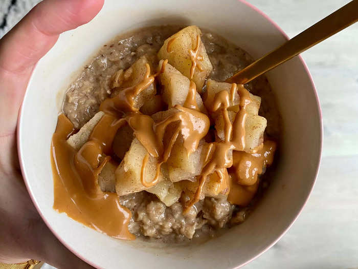 Apple and banana protein porridge with peanut butter (10g)