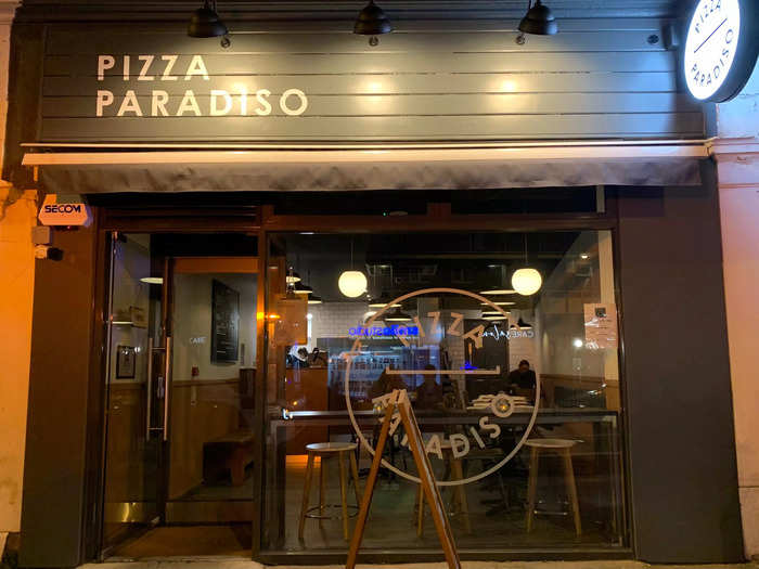 Deliveroo opened its very first restaurant, a pizza parlor in North London. I headed over to check it out.