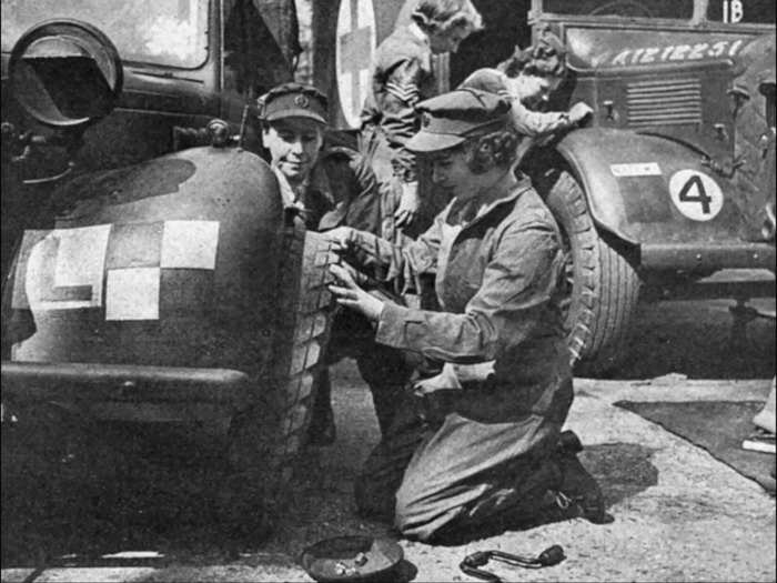 Prior to ascending to the throne, a 19-year-old Princess Elizabeth was photographed learning how to change a car wheel as an auxiliary officer of the English Army.
