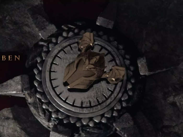 The opening credits were changed slightly to reflect Daemon's marriage to Laena, using his dragon-helmet as a personal sigil.