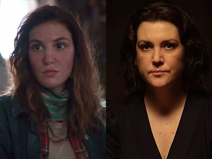 Sophie Nélisse portrays teenage Shauna, one of the show's main characters, while Melanie Lynskey plays the adult version of Shauna.